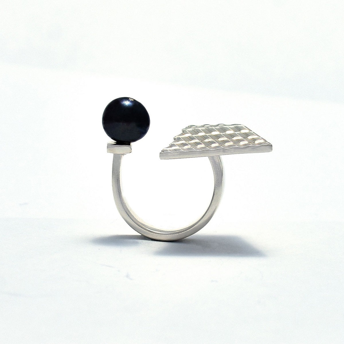 Anillo de Plata y Perla Negra Piso Textura.