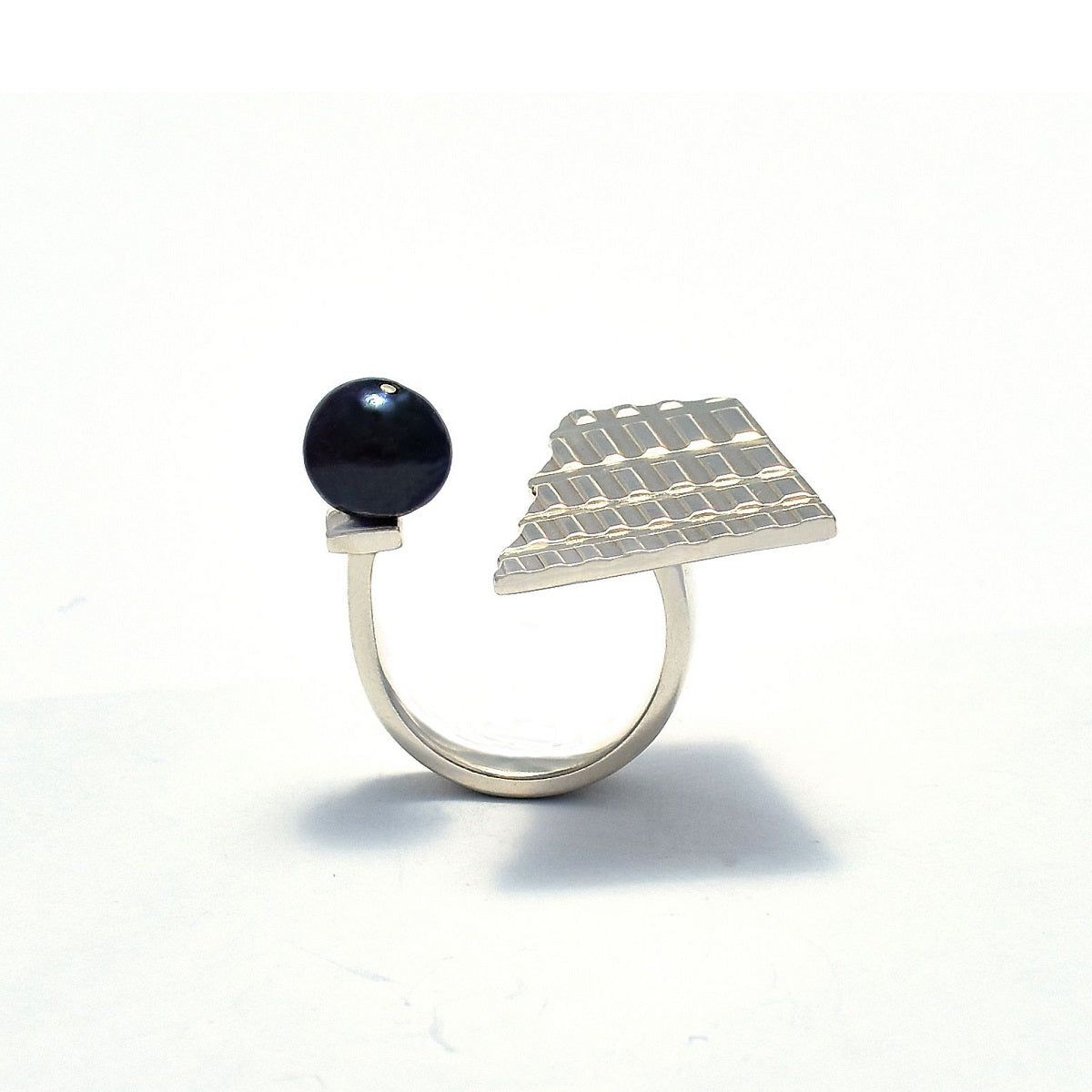 Anillo de Plata y Perla Negra Piso Textura.