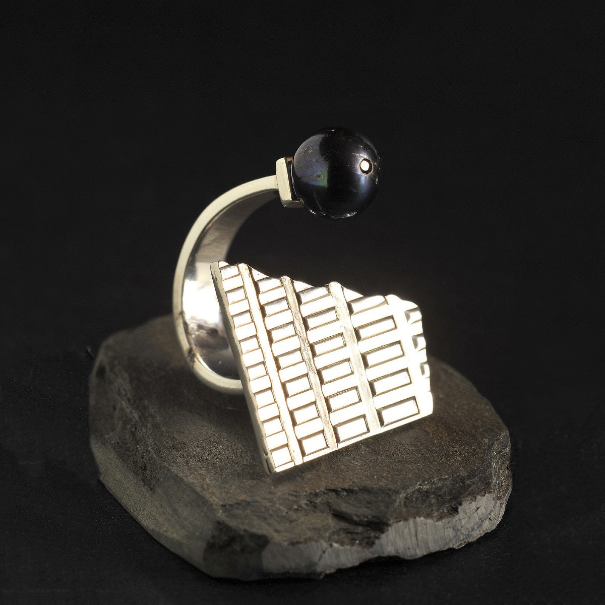 Anillo de Plata y Perla Negra Piso Textura.