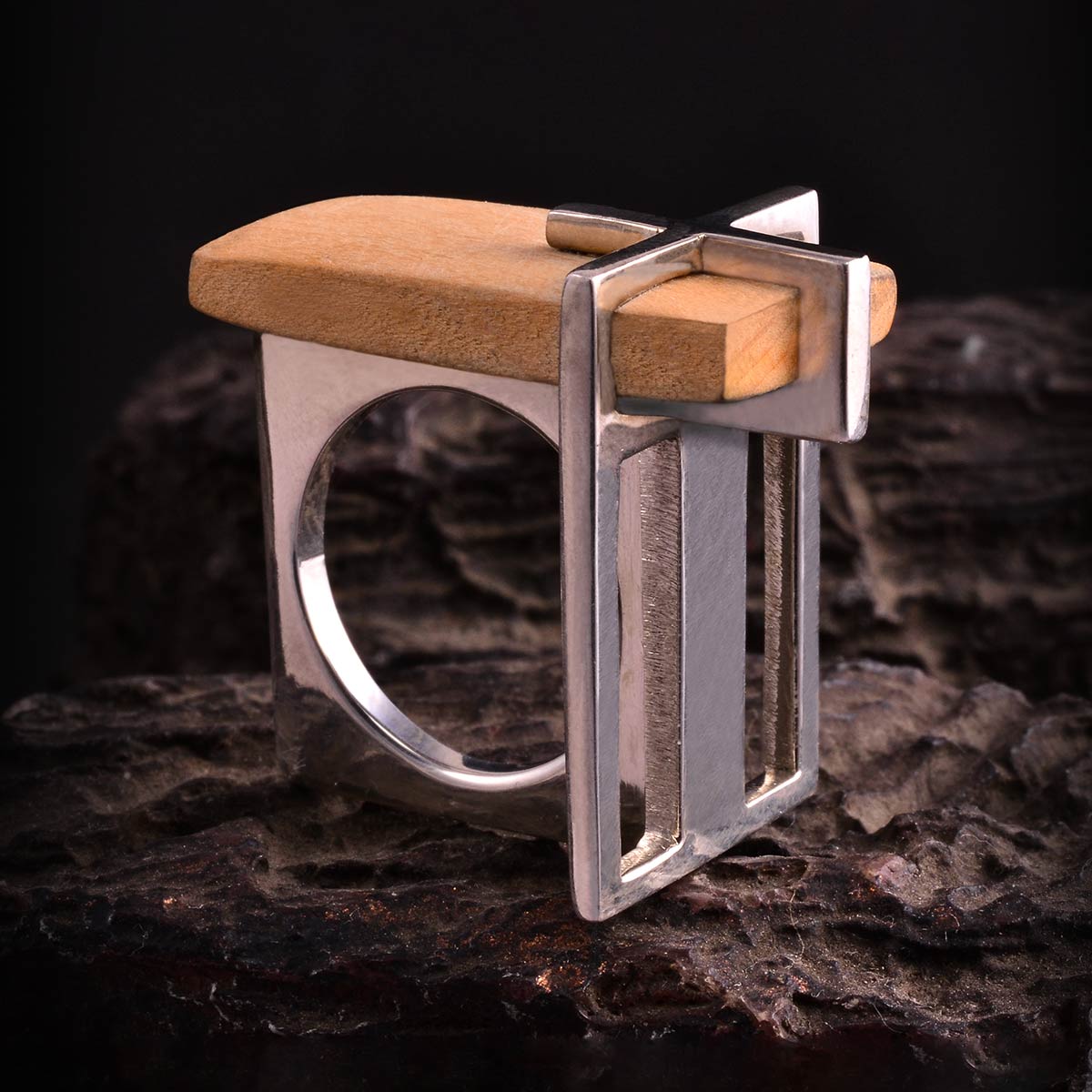 Anillo de Plata y Madera de Bambu Pasillo.