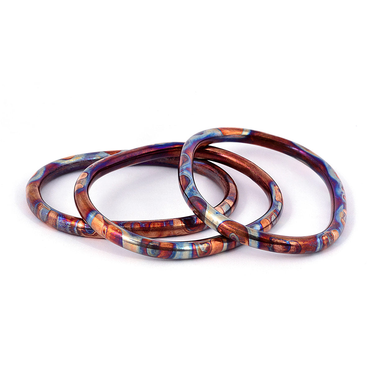 Pulsera de cobre ovalada con textura.