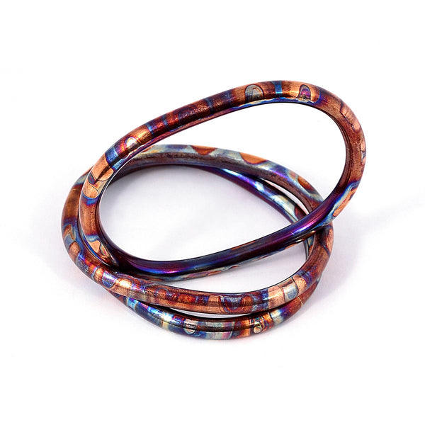 Pulsera de cobre ovalada con textura.