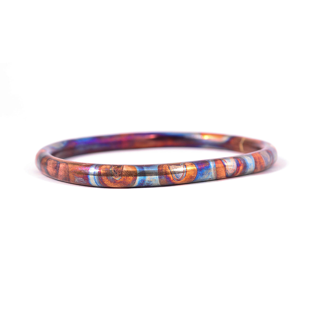 Pulsera de cobre ovalada con textura.